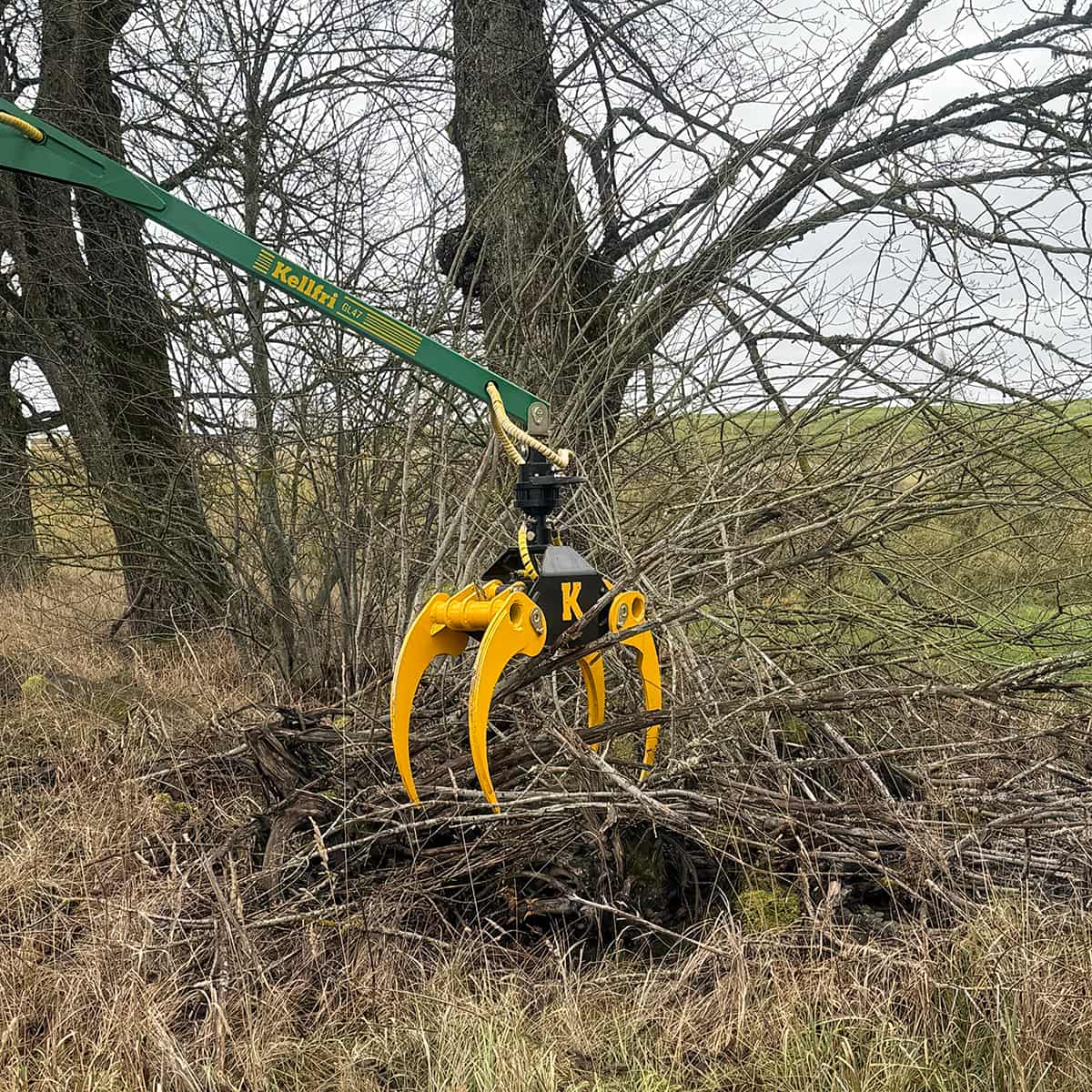Chwytak do gałęzi z wężem hydraulicznym i śrubą