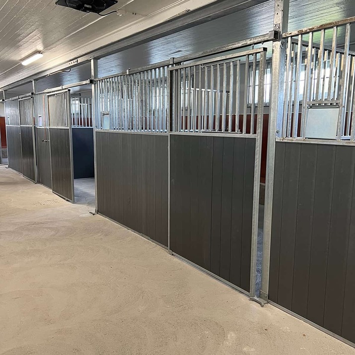 Front z drzwiami przesuwnymi 3,0 m, z deskowaniem z tworzywa, SWE