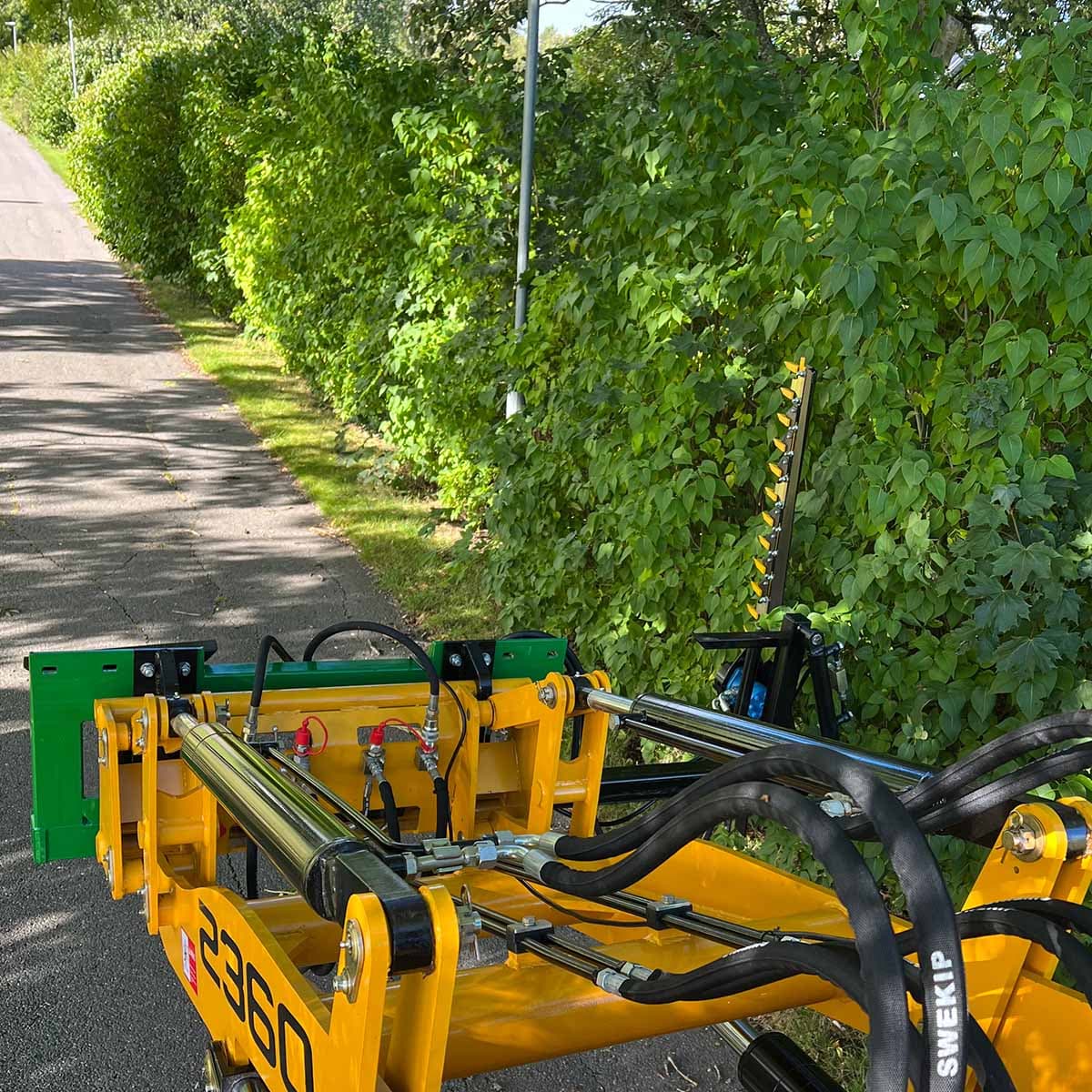 Hydrauliczne nożyce do żywopłotów montowane na ładowaczu czołowym z mocowaniem Trima 