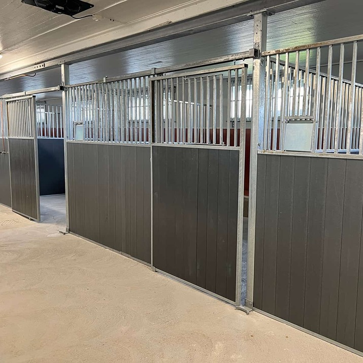 Front z drzwiami przesuwnymi 3,0 m, z deskowaniem z tworzywa, SWE