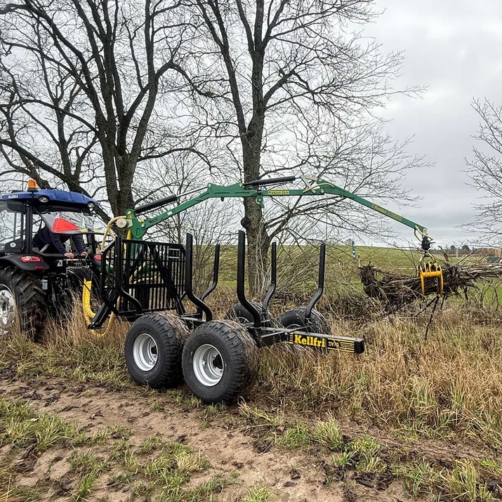 Chwytak do gałęzi z wężem hydraulicznym i śrubą
