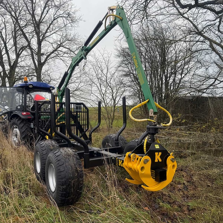 Chwytak do gałęzi z wężem hydraulicznym i śrubą
