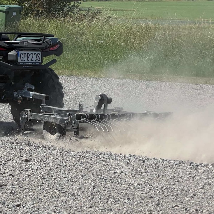 Brona ogrodnicza ATV z regulowanym podwoziem i holowaniem