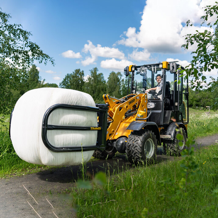 Chwytak do balotów BG2003, mocowanie JCB 