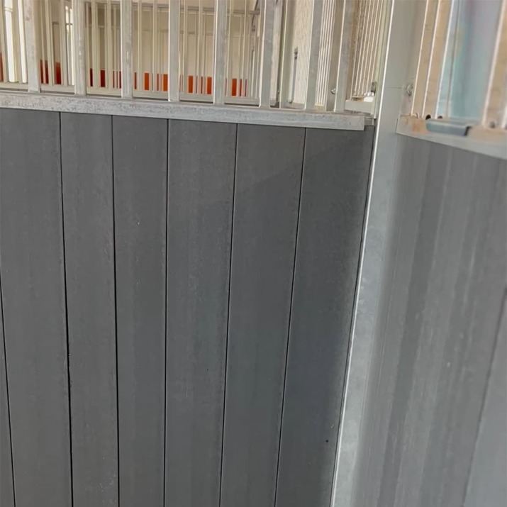 Front z drzwiami przesuwnymi 3,0 m, z deskowaniem z tworzywa, SWE