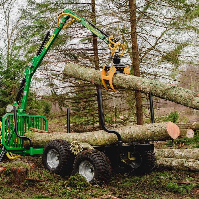 Przyczepa leśna 2 tony z żurawiem 4,2 m, z napędem i przegubowym układem kierowniczym
