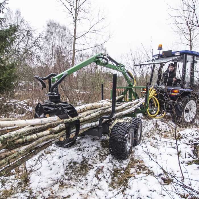 Przyczepa leśna 2 tony z żurawiem 3,6 m, z napędem i przegubowym układem kierowniczym