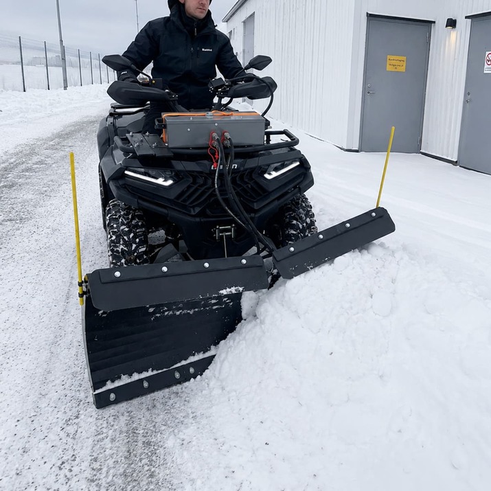 Pług śnieżny V 150 cm do ATV z agregatem hydraulicznym i siłownikiem