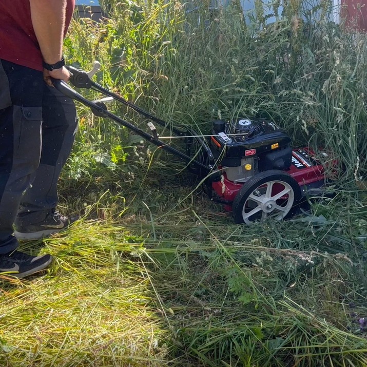 Podkaszarka do trawy na kołach