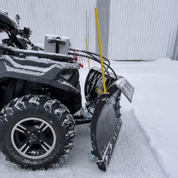 Pług śnieżny V 150 cm do ATV z agregatem hydraulicznym i siłownikiem