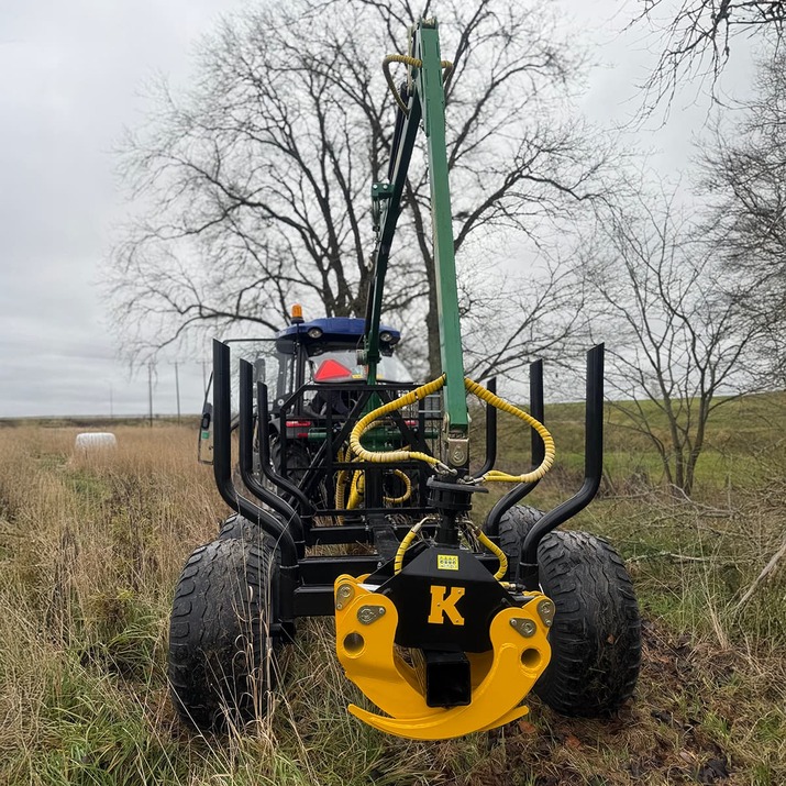 Chwytak do gałęzi z wężem hydraulicznym i śrubą