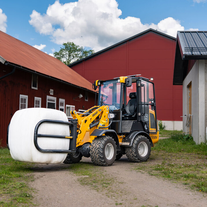 Chwytak do balotów BG2003, mocowanie JCB 