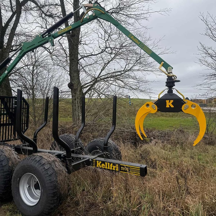 Chwytak do gałęzi z wężem hydraulicznym i śrubą