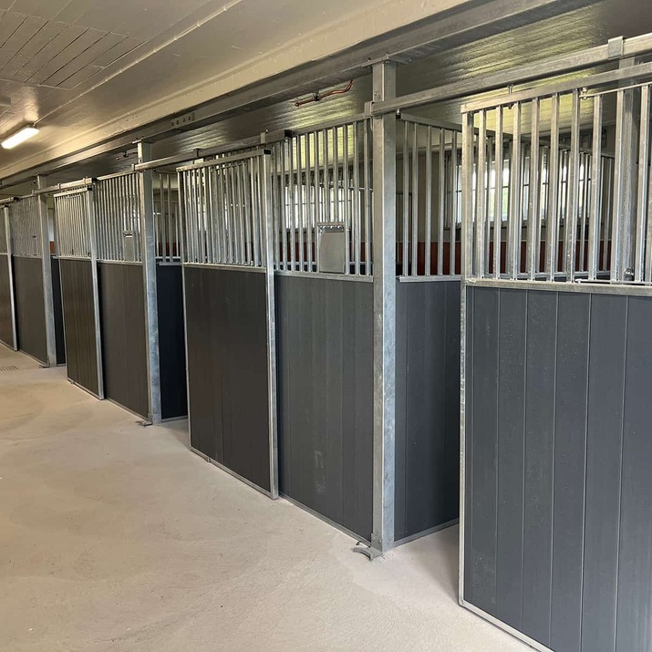 Front z drzwiami przesuwnymi 3,0 m, z deskowaniem z tworzywa, SWE
