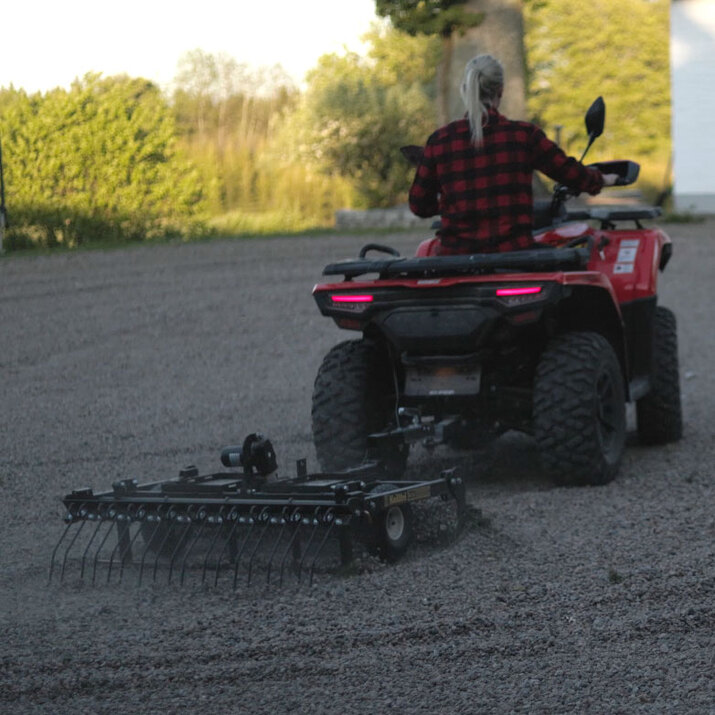 Brona ogrodnicza ATV z regulowanym podwoziem i holowaniem