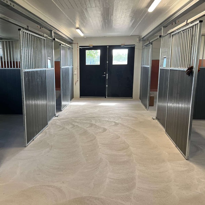 Front z drzwiami przesuwnymi 3,0 m, z deskowaniem z tworzywa, SWE
