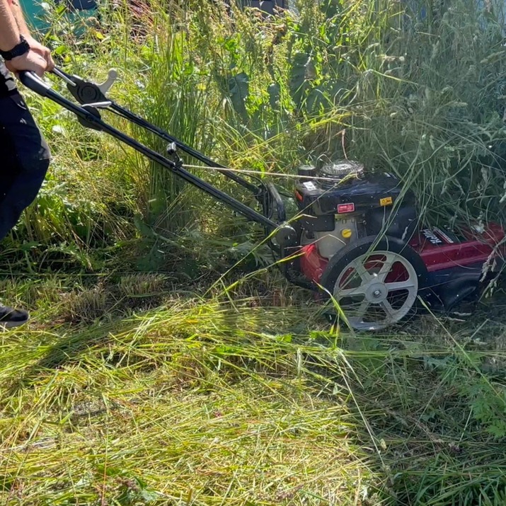 Podkaszarka do trawy na kołach