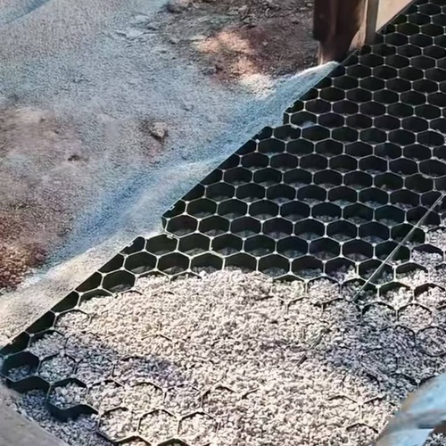 Plastowa mata do stabilizacji gruntu