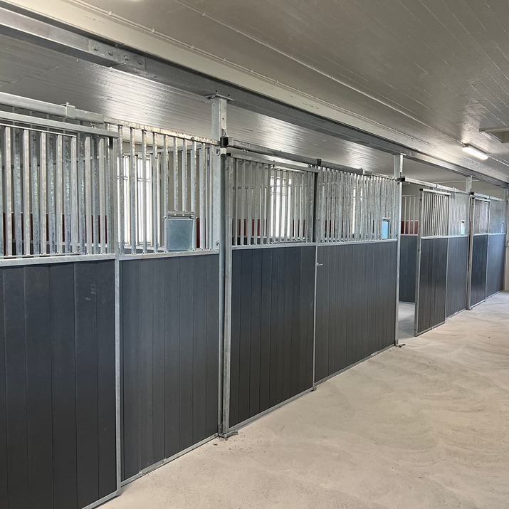 Front z drzwiami przesuwnymi 3,0 m, z deskowaniem z tworzywa, SWE