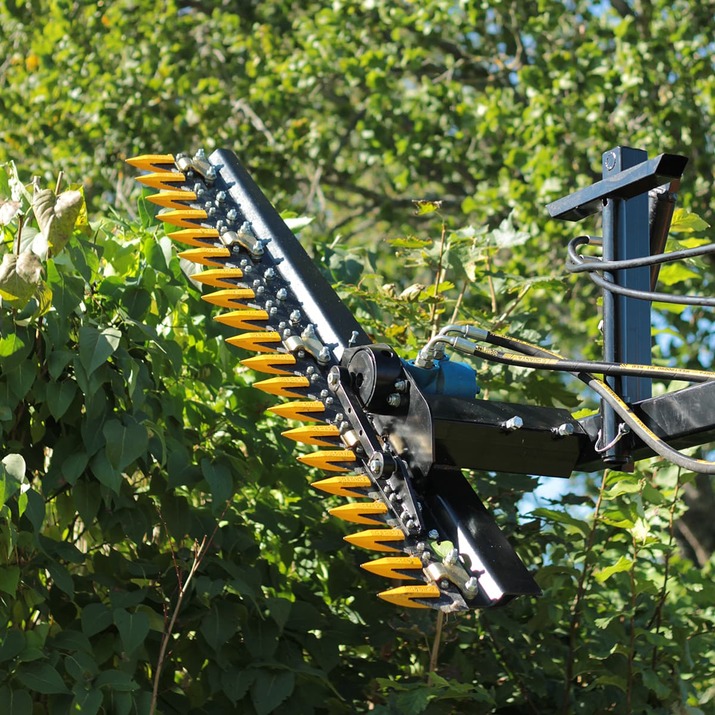 Hydrauliczne nożyce do żywopłotów montowane na ładowaczu czołowym z mocowaniem Trima 