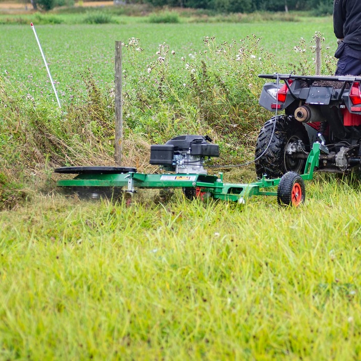 Kosiarka ATV do przycinania brzegów trawnika 