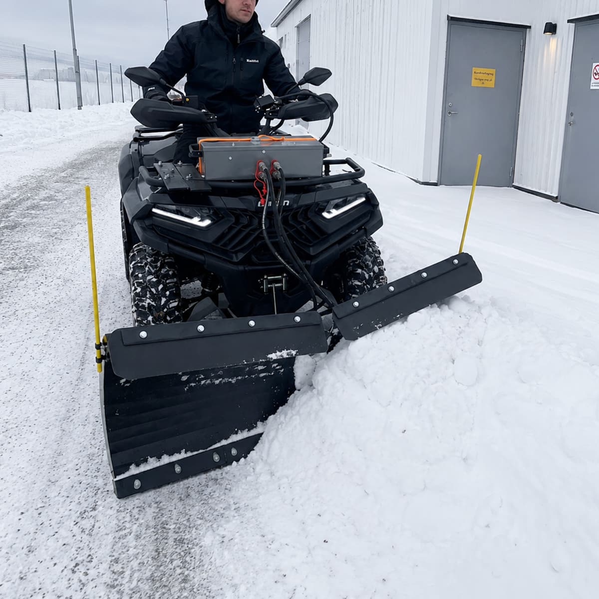 Pług śnieżny V 150 cm do ATV z agregatem hydraulicznym i siłownikiem