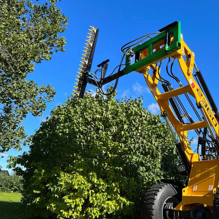 Hydrauliczne nożyce do żywopłotów montowane na ładowaczu czołowym z mocowaniem Euro 