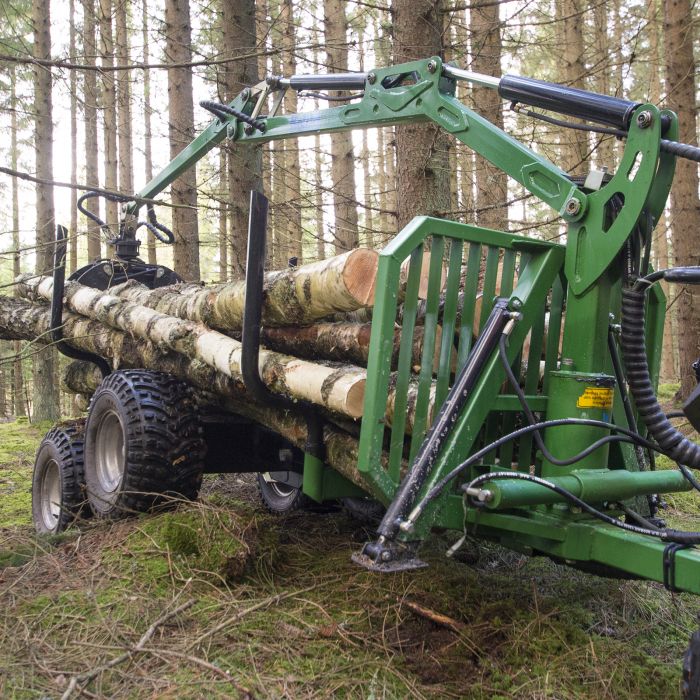 Przyczepa leśna 2 tony z żurawiem 3,6 m, z napędem