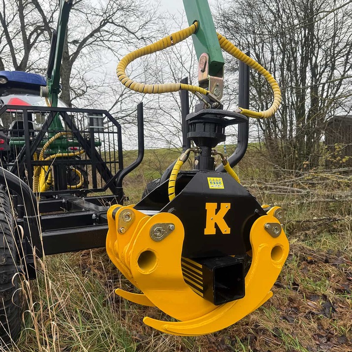 Chwytak do gałęzi z wężem hydraulicznym i śrubą