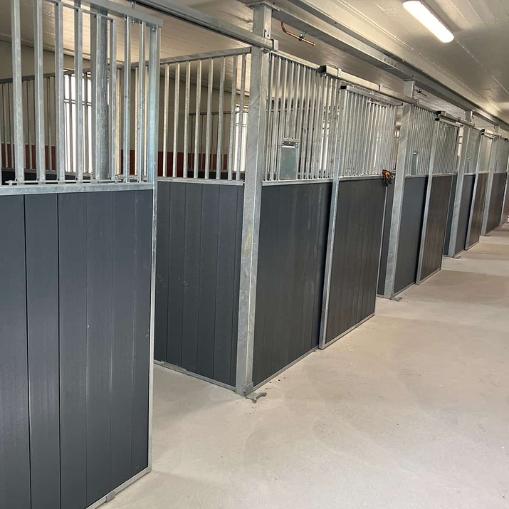 Front z drzwiami przesuwnymi 3,0 m, z deskowaniem z tworzywa, SWE
