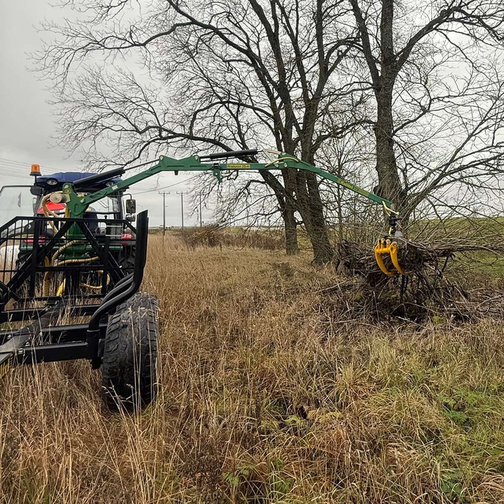 Chwytak do gałęzi z wężem hydraulicznym i śrubą