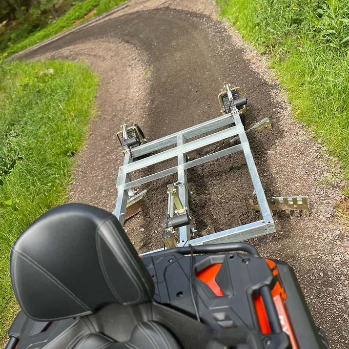 Równiarka drogowa 3-lemieszowa z elektryczną funkcją opuszczania podnoszenia