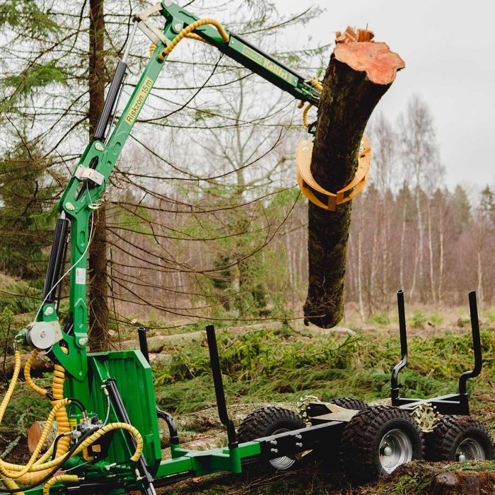 Przyczepa leśna 2 tony z żurawiem 4,2 m, z napędem i przegubowym układem kierowniczym