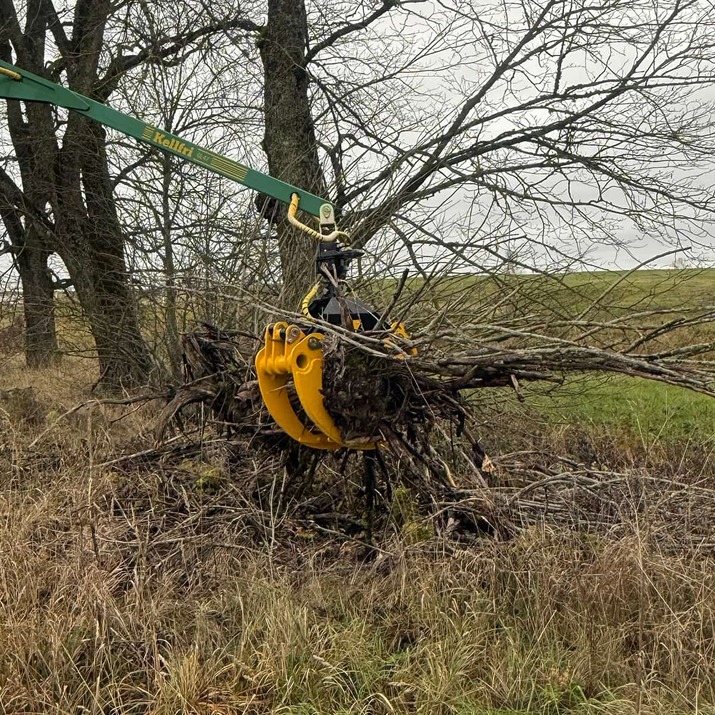 Chwytak do gałęzi z wężem hydraulicznym i śrubą
