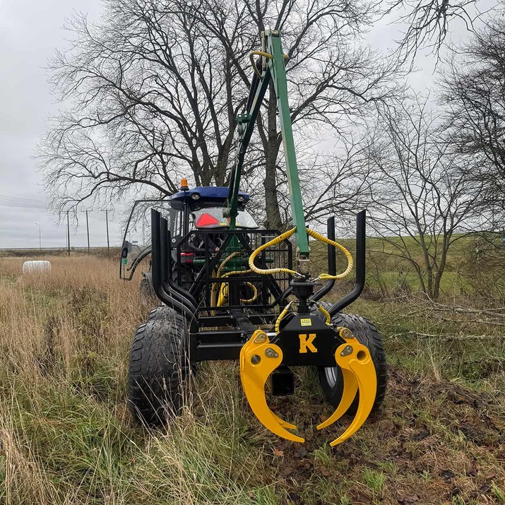 Chwytak do gałęzi z wężem hydraulicznym i śrubą