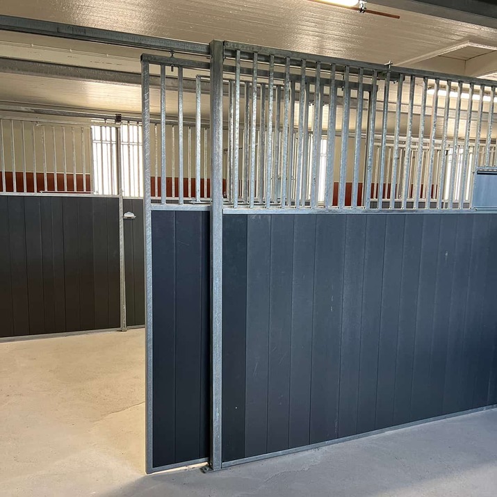 Front z drzwiami przesuwnymi 3,0 m, z deskowaniem z tworzywa, SWE