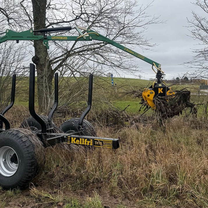 Chwytak do gałęzi z wężem hydraulicznym i śrubą